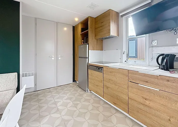 Mobil-home De Grand Confort A 200m De La Avec Piscine Chauffee, 2 Chambres, Parking, Wifi Inclus - Fr-1-361a-44 *