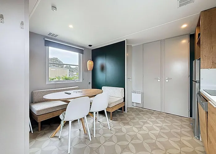 Mobil-home De Grand Confort A 200m De La Avec Piscine Chauffee, 2 Chambres, Parking, Wifi Inclus - Fr-1-361a-44 Nyaraló